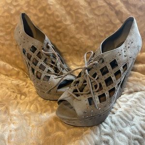 Women’s Size 10 Gianni Bini Gray Wedges